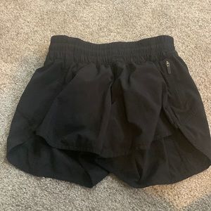 black lululemon tracker shorts size 4